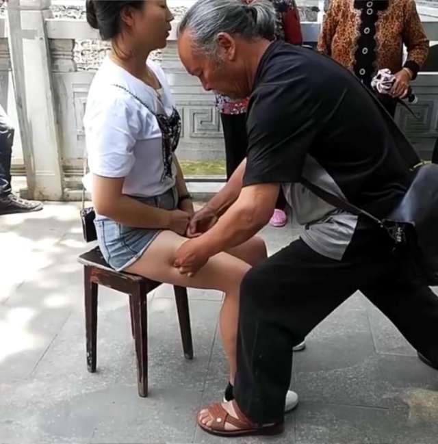 退伍大爷在街头为美女当众推拿,视频引起网友广泛热议