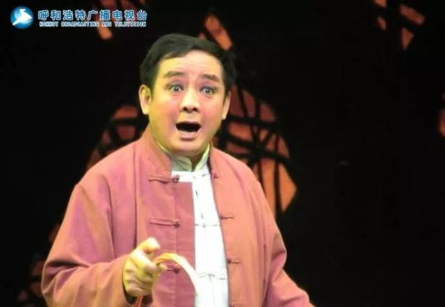 所以段八旺也在这些地方成了名人,段八旺师从于著名二人台老艺术家刘
