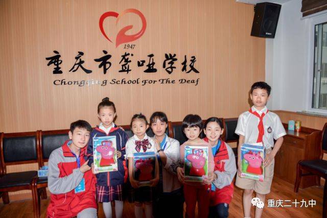 重庆市聋哑学校汪毅校长向同学们介绍,聋哑校面向全市接受有听说障碍