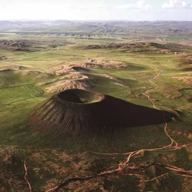 红褐色锥状火山群, 静静地矗立在公路两旁