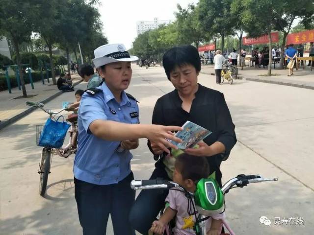 小城警事暖民心——灵寿交警大队为老太太修三轮车|安全生产月里 宣传