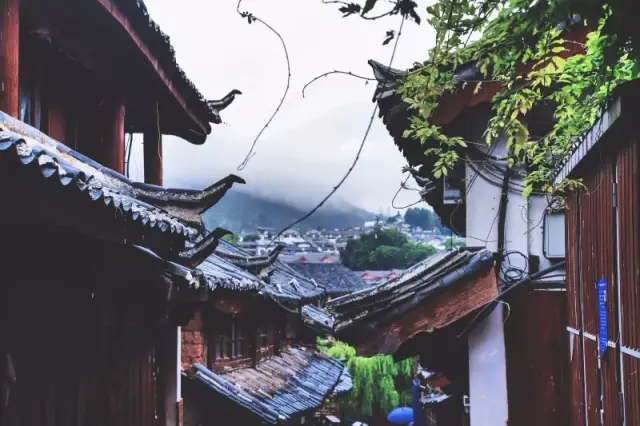 别说下雨不好玩,雨中的丽江古城美到让人发呆!