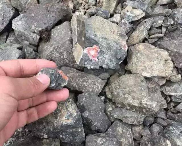 别瞧不起这种又干又裂的南红,玩久了比红翡翠还好看上