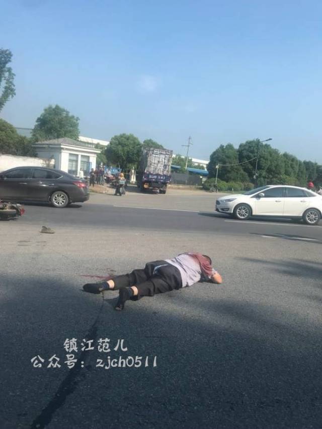 镇江句容一路口发生严重车祸 摩托车被半挂车撞飞 司机半身被染红