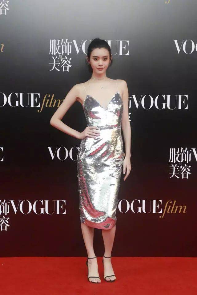 女星红毯秀超尴尬,杨幂杨颖惨败,被拍成1米5的她更是没脸看