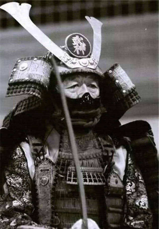 罕见老照片:百年前的日本武士,身着盔甲,第二张是"武神"!