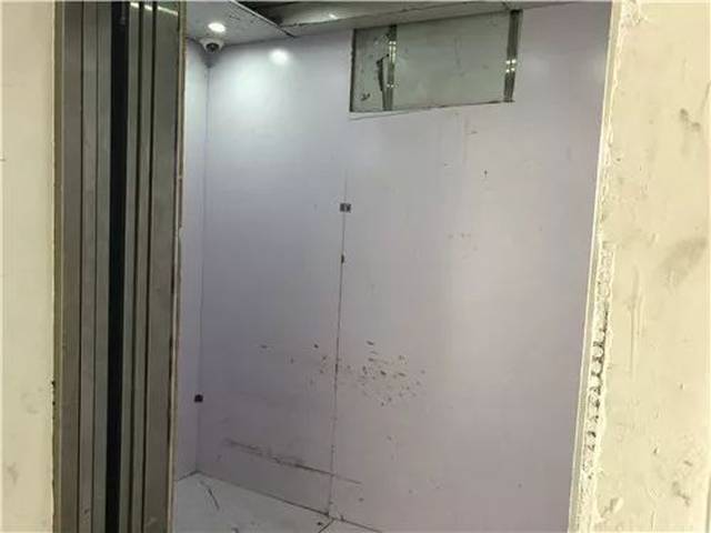 邻居贴告示:逝者禁乘电梯!家人无奈抬棺材走1