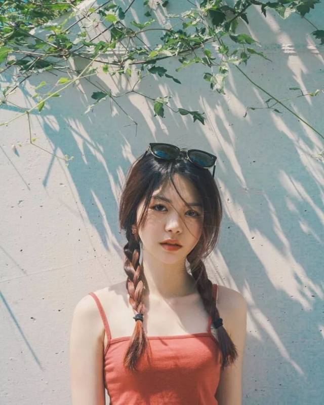 日前,英皇新人曾乐彤就凭借新歌《单身旅游日志》深受网民欢迎,其实之