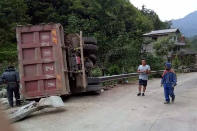 在该车行驶至万源市丝罗乡境内岳家湾,一道路转弯处侧翻 该事