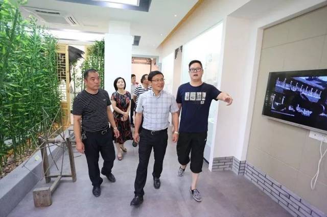 潘银浩市长一行来低塘调研 街道领导张丽红等陪同