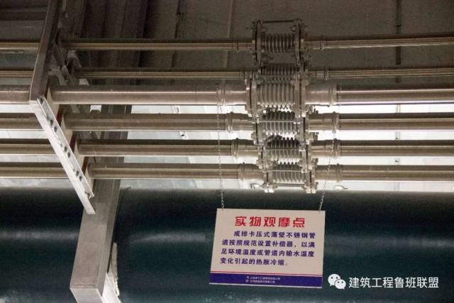 管道间距小时补偿器错位安装.