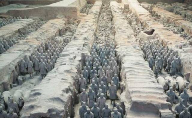 10,世界上最著名的十大古墓:秦始皇兵马俑(发现地及时间:中国西安1974