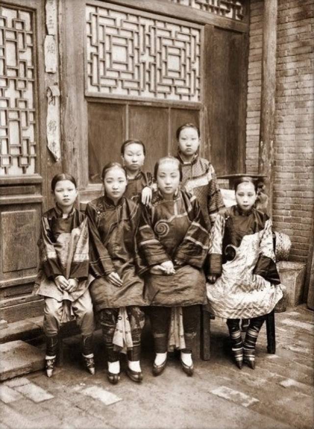 1861—1864年,旗人女孩的肖像照.