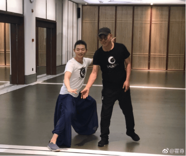 6月14日当天,霍尊还晒出了一组和李连杰的合照