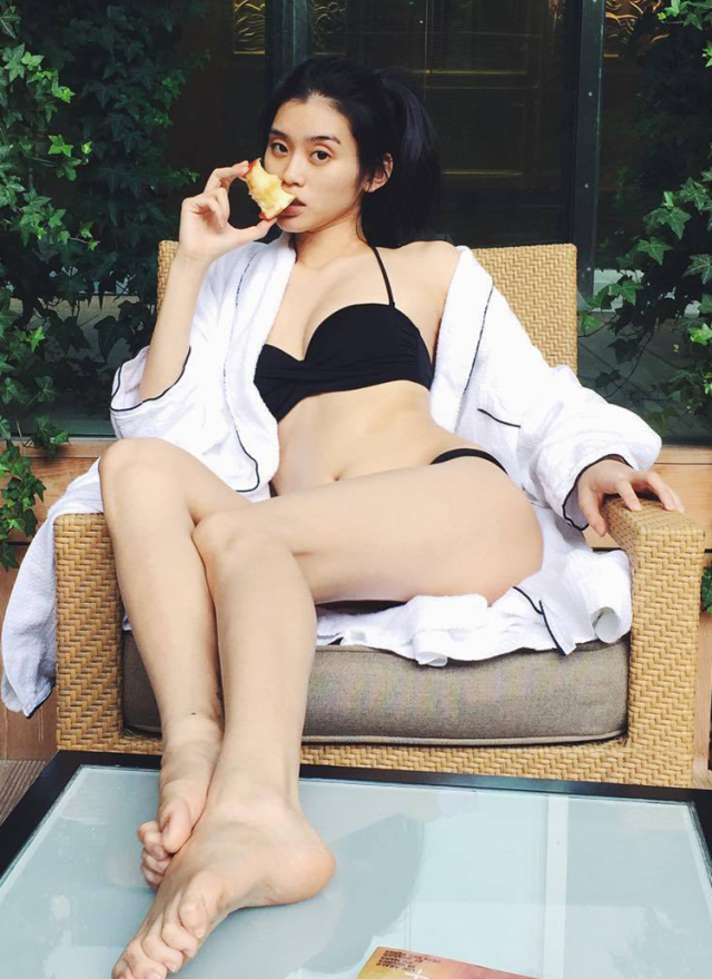 超模吃东西,米兰达可儿吃出一个时尚大片,奚梦瑶摆拍太明显