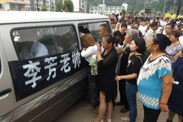 信阳最美女老师追悼会现场 众人纷纷前来送别