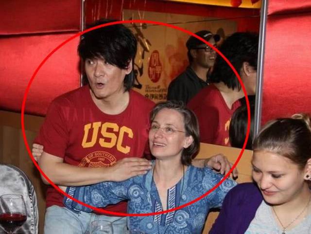 58岁周华健结婚32年,妻子近照似70岁老太,两人相爱如初_手机搜狐网