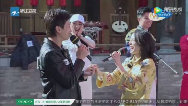 奔跑吧:邓超张韶涵翻唱神曲甜炸全场,而有谁注意韩雪的表情