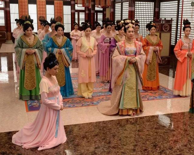 娱快讯 | 汤怡被踩烂裙脚险走光,靓模为嫁有钱仔