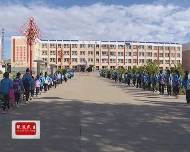 正镶白旗第一小学学生入校成了一道亮丽的风景