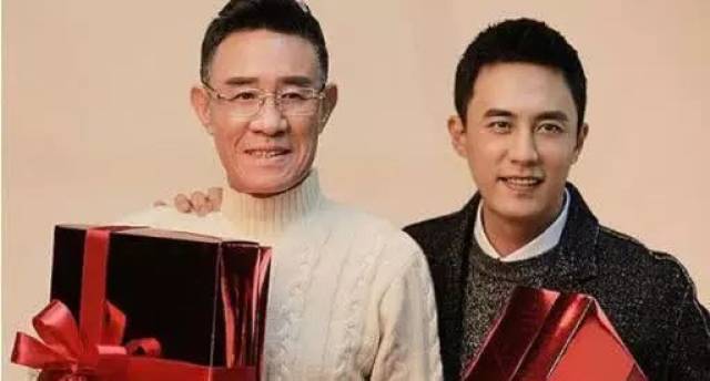 杜淳和他父亲杜志国~两人的眉眼非常的相似,原来杜淳会笑的眼睛是遗传
