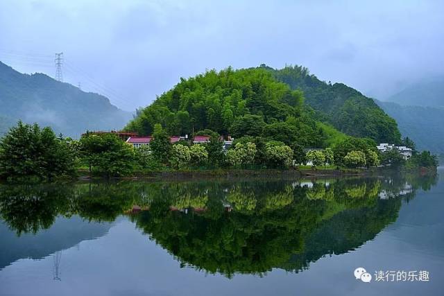 村头有一条青龙湖,早晨和旁晚湖面上雾气弥漫,宛如一幅水墨画.