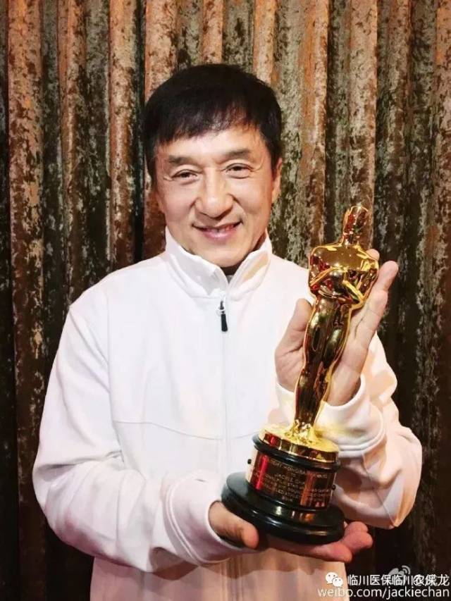 就连比他年纪稍长一些的成龙,每年也会带着一到两部动作电影如约而至
