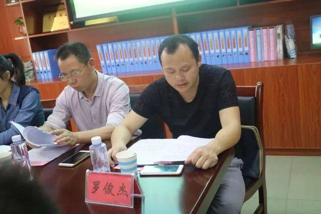 郭圩中心小学校长罗俊杰工作汇报