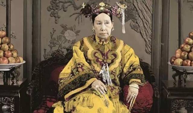 珍妃被慈禧命人推入井中,井口只有30厘米,慈禧是怎么做到的?