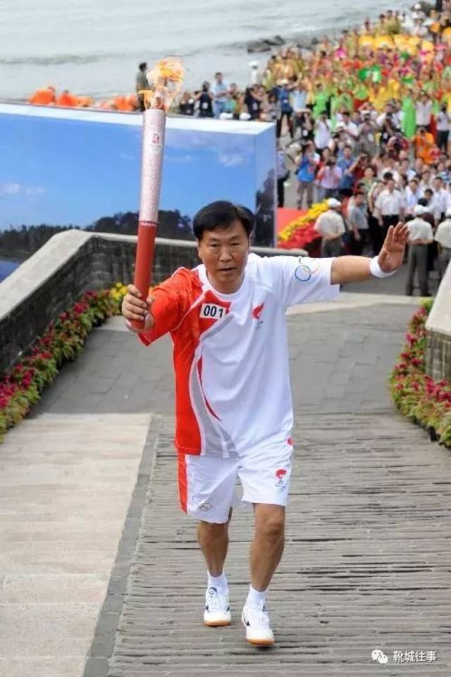 2008年7月30日,作为北京奥运会火炬手,"001"号郗恩庭奔跑在秦皇岛老