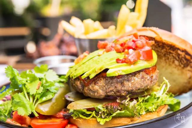 首发!又一家潮店来了!那个超会做汉堡的蓝蛙,最近突然变了…