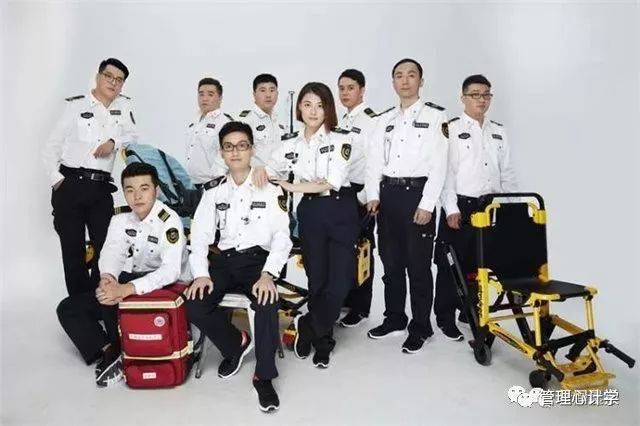 37岁的医生吴昕,忽然间成了某种意义上的"网红,甚至在街头也会被路人