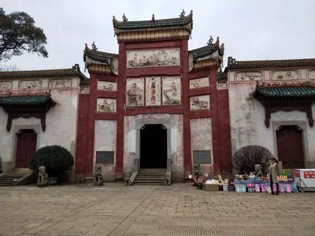 玉笥山上的景点大多都与屈原有关,比如纪念屈原的屈子祠,相传写成