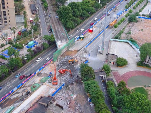 武九铁路北环线搬迁工程,5月25日在武昌和平大道三角路铁路桥启动后.