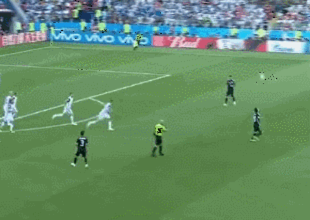 梅西一脚把球高高踢向天空, 解说员: 这说明阿根廷队可能再进决赛