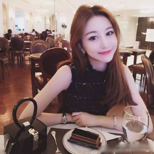 Uzi夺冠，老队友只有卢本伟没有道喜，表面兄弟?