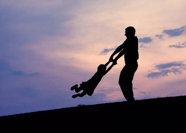 梦境中的父爱，已故父亲送来的小男孩与传承的寓意