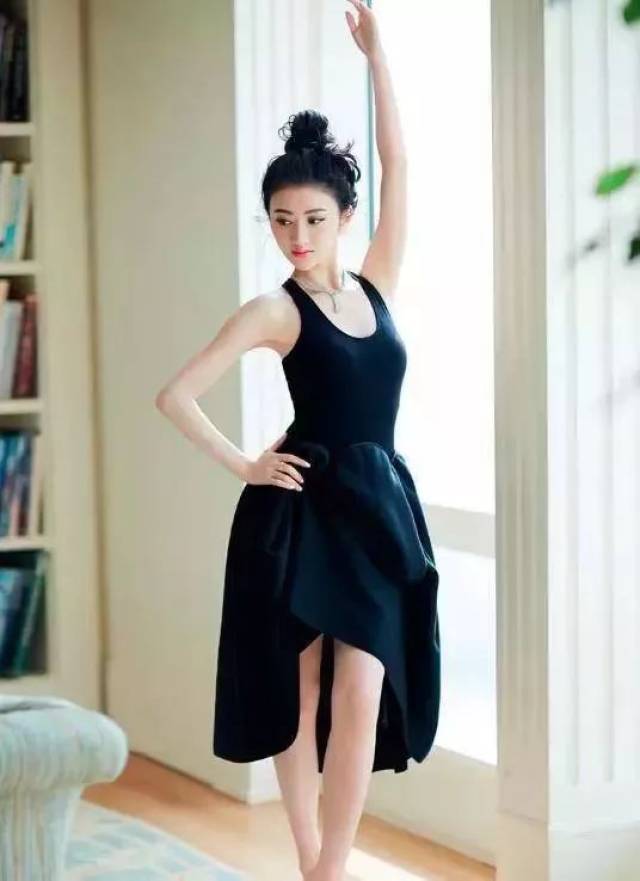 景甜曾就读于北京舞蹈学院附中,学习中国民族舞蹈,毕业于北京电影