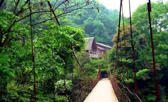 因湖区常见云雾遮绕,故名烟霞湖,每至夏日之晨,秋季傍晚,湖面生起