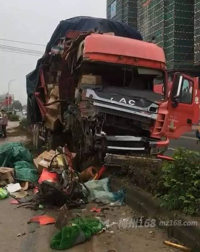 五华华城一大货车撞向绿花带,车头损毁严重!