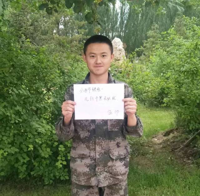 【特别关注】这个“背影”很孤独!(附省军区官兵祝福视频)