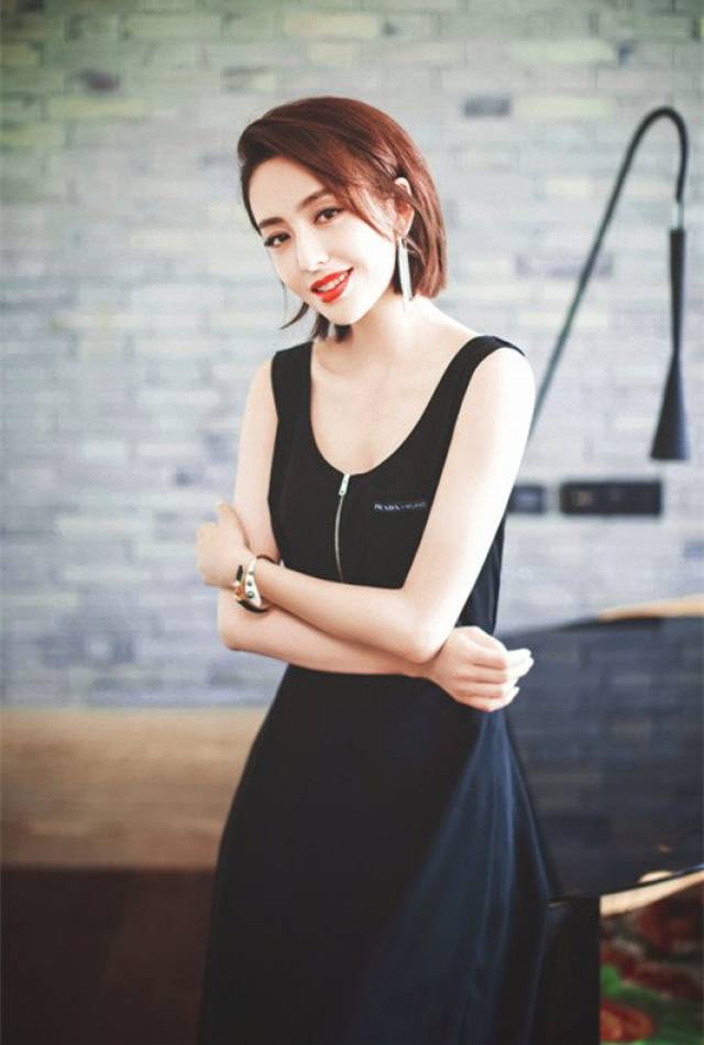 得罪了造型师?佟丽娅现身,衣服已经够普通了,