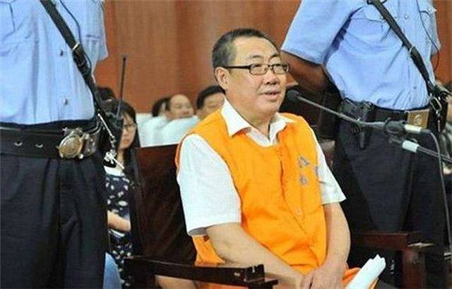程序,审判大幕也拉开帷幕…在人们的印象中,犯人受审时的穿着应该是穿
