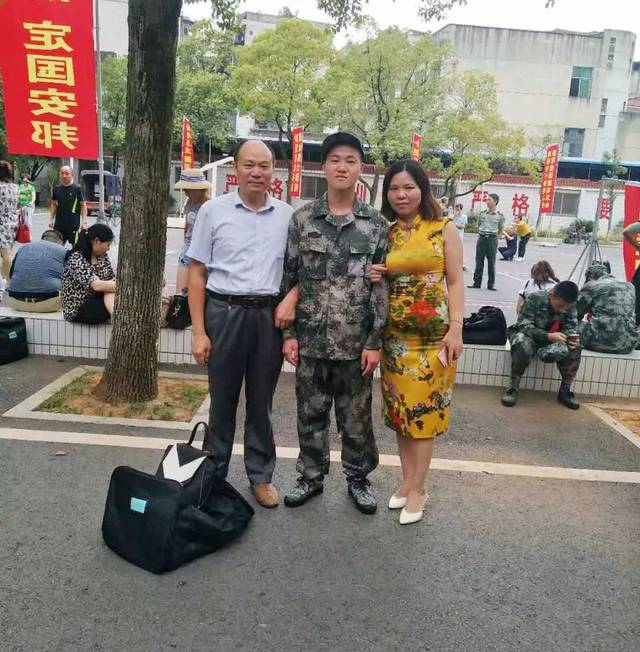 【特别关注】这个“背影”很孤独!(附省军区官兵祝福视频)