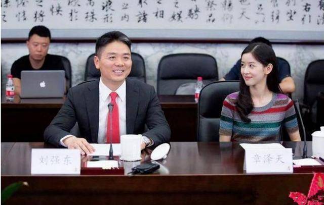 刘强东儿子曝光,长相惹争议,网友:难怪章泽天对他视如己出