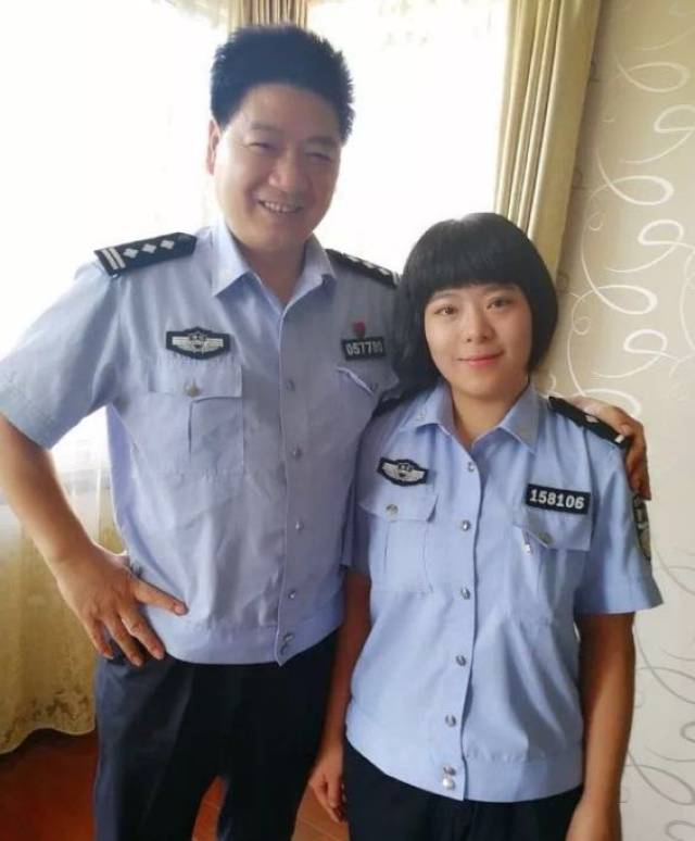 ←兰溪市公安局上华派出所民警陈晶(右)与她的父亲 ↓小时候的陈晶