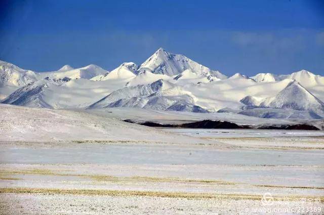 长江源头格拉丹东雪山的英姿尽收眼帘.