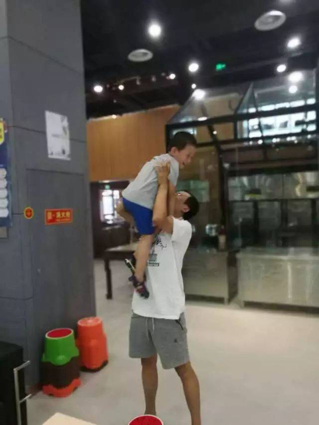 绘本环节的最后,宝宝们给了爸爸一个大大的熊抱,爸爸把宝宝们举高高