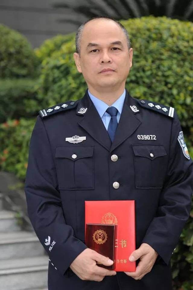 52岁的易桂平从警已经30余年,近年来,他在后台核查岗位上坚持动态