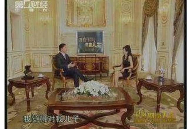 刘强东儿子曝光,长相惹争议,网友:难怪章泽天对他视如己出